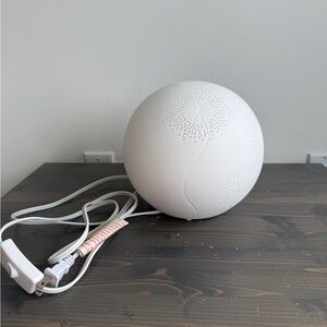 Amadeus white porcelain grass globe lamp 
8” tall